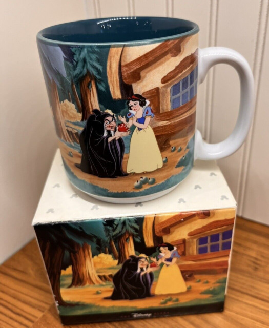 El 11 de febrero, 2019. Tazas Disney en venta modelos muestran personajes  de Disney mugs en una salida de 7-Eleven en Seúl en Feb 11, 2019, la cadena  de tiendas de conveniencia