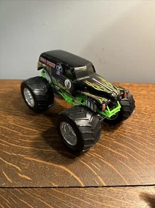 Monster Jam GRAVE DIGGER 4 TIME CHAMPION TOP Silver Rims 2006 Hot Wheels 1:64 - Picture 1 of 7