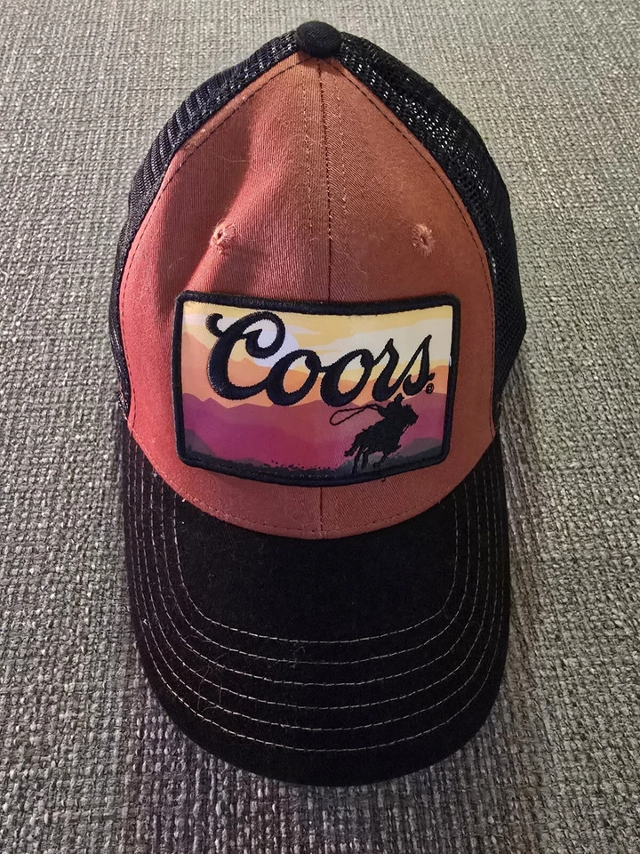 Sombrero de camionero de banquete Coors. Dorado, aspecto CO-vintage.Ajustable. Clásico. Usado una vez Foto 1 de 2