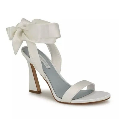 Sandalias de tacón esculpido Nine West para mujer Kelsie envolventes al tobillo blancas satinadas talla 9,5 M Foto 1 de 4
