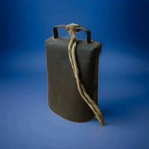 Antigua campana de vaca primitiva doblada y remachada con clapper original de 5" de alto - Imagen 1 de 5