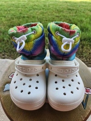 Crocs Clásica Bota Forrada de Invierno "Arco Iris" Niñas PS 11C Foto 1 de 4