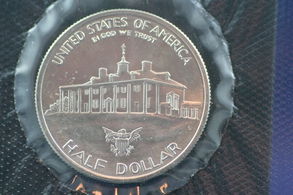 1982 George Washington Commemorative Silver Half Dollar Uncirculated with US Min - Image 1 of 4