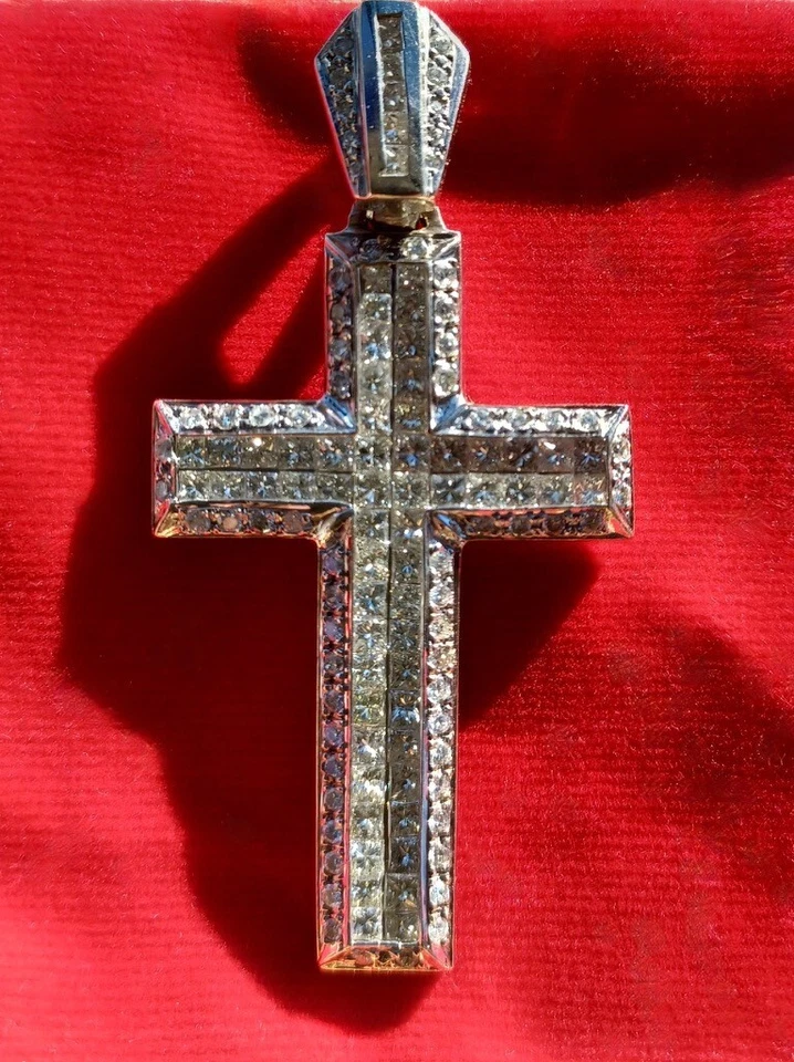 Potente Cruz de Diamantes Oro Blanco 14K Diamantes Corte Princesa Valorados $23,208.00 Foto 1 de 4