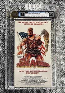 IGS 8/9.5 — THE TOXIC AVENGER — FIRST PRINT / BLUE LIGHTNING VIDEO HOLO — VHS - Imagen 1 de 2