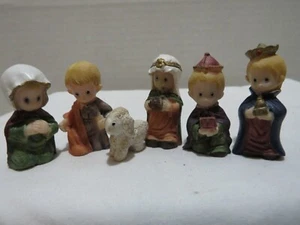 FIGURINE PRESEPE IN MINIATURA 2"-3 RE, MARIA, GIUSEPPE, PECORE - Foto 1 di 5