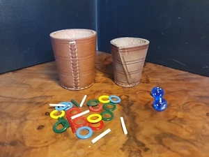 Zwei Vintage-Leder-Würfelbecher mit 2 alten Würfeln und einigen Spielsteinen. - Bild 1 von 15