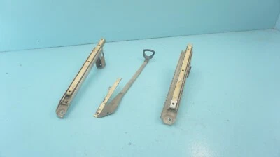 MERCEDES--BENZ W111 250SE 280SE CUPÉ, MONTAJE DE PISTA DESLIZANTE DELANTERO DERECHO Foto 1 de 4