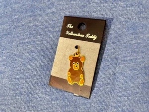 CUTE NOC Estate vtg '85 enam Cloisonne CHARM: 'YELLOWSTONE TEDDY' Park Gift Shop - Picture 1 of 5