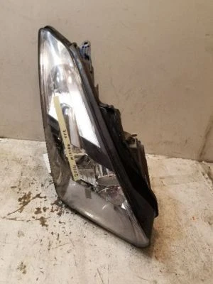 Faro derecho Nissan GT-R 2014 xenón 1 pestaña rota 1 pestaña reparada Foto 1 de 4