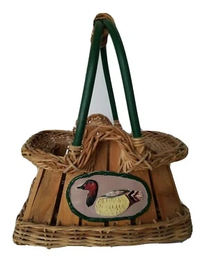 Cesta de mimbre única con asas de listones de madera detalles verdes y placa de pato Foto 1 de 4