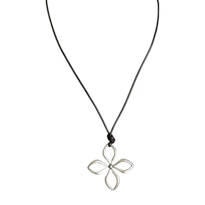 Damen Vintage Fossil Laser Cut 4 Blütenblätter Blume Silber Anhänger Leder Halskette - Bild 1 von 3