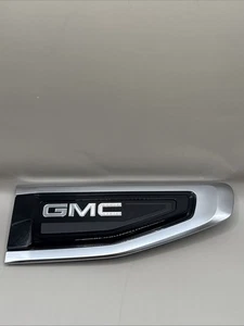 GMC Yukon Denali 2021 - 2024 84719442 Passenger Side Fender Emblem NEW OEM - Bild 1 von 4