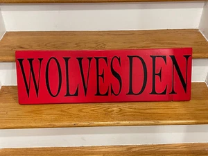 Vintage NC State NCSU Wolfpack WÖLFEHÖHLE Holz Mann Fan Höhle Schild 9" x 30" - Bild 1 von 2