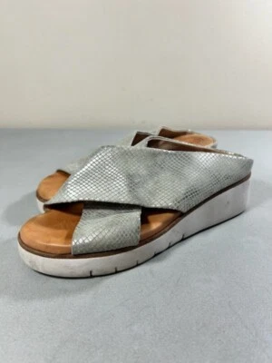 Corso Como Mujer Plateado Cuero Serpiente Estampado Piel Slide Cuña Sandalias Talla 8.5 Foto 1 de 3
