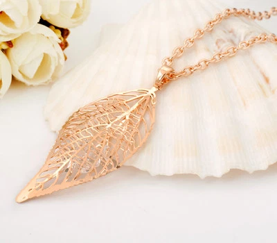 Collar colgante con dije de hoja de filigrana de cristal con incrustaciones de oro blanco/rosa de 18 quilates regalo Foto 1 de 4