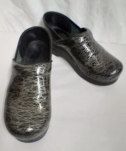 Damen Dansko Lackleder Scribble Arbeit Clogs Pantoletten Schuhe Größe 38 - Bild 1 von 6