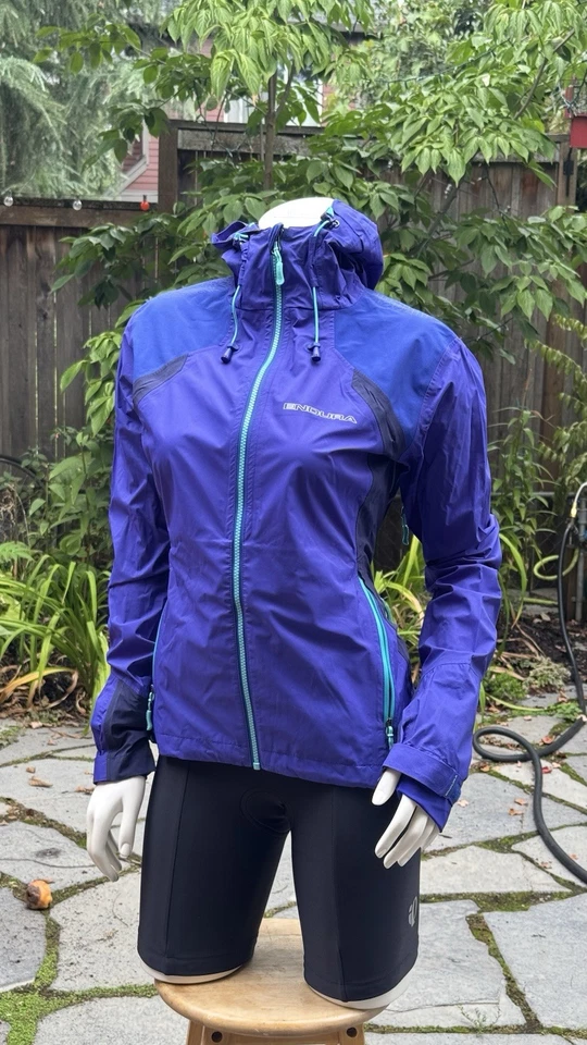 Chaqueta de ciclismo MTB impermeable Endura MT500 para mujer. Con capucha, ventilada. Azul pequeño. Foto 1 de 4