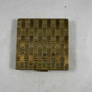 1940er-1950er Majestätischer goldfarbener quadratischer Puder kompakt mit Korbgeflecht-Design - Bild 1 von 9