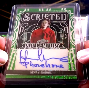 Henry Thomas 2024 Leaf Pop Century Metall AUTO 1/1 grün AUTOGRAMM GESCHRIEBEN E.T. - Bild 1 von 2