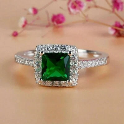 Anillo de boda con halo de esmeralda verde simulado corte princesa de 2 quilates enchapado en oro blanco de 14 quilates Foto 1 de 4