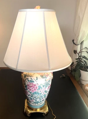 VINTAGE CHINOISERIE PORCELAIN HAND PAINTED LILY FLORAL GINGER JAR TABLE LAMP - Image 1 of 4