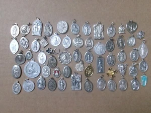 60 Stück Kruzifix, Medaille und Herzstück Lot - Bild 1 von 7