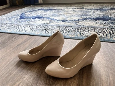 Schuhe mit Keilabsatz cremeweiss glänzend - Bild 1 von 4