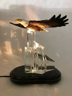 Flying Eagle Figurine with Crystal Rock Stand Night Light Lamp, 10" Tall, 14" W Foto 1 de 4