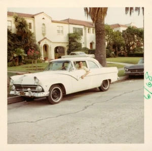 Vintage 1968 Farbfoto Mann sitzt im Auto 1955 Ford Fairlane Stadt Limousine Straße - Bild 1 von 2