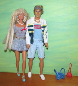 Perlen Strand Ohrringe Anzug Kleid Langhaar Pony Cali Girl Ken Shorts Jacke Puppe - Bild 1 von 24