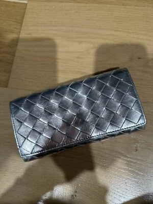 Cartera Bottega Veneta Intrecciato Grande con Solapa - Plateada Metálica AGOTADA Foto 1 de 3