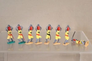 TIMPO SWOPPETS 8 x YELLOW MEDIEVAL KNIGHT SOLDIER ATTACKING om - Picture 1 of 7