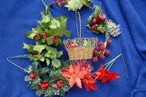 Small Fake Gold Wire Metal Christmas Basket Ornaments Miscellanous Berries More Cover