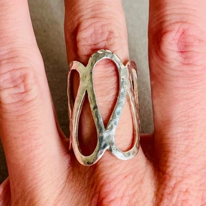 Anillo ondulado abstracto tono plata talla 7 - Imagen 1 de 5