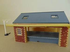 Hornby ~ R504 Güterschuppen aus rotem Backstein mit Höhenmessgerät ~ Spurweite OO REF6233 - Bild 1 von 7