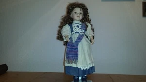 Sammlerpuppe Porzellan Puppe mit Ständer Mädchen Deko Puppe - Bild 1 von 2
