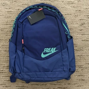 Mochila escolar Nike "Freak" Giannis Antetokounmpo azul y verde - Imagen 1 de 5