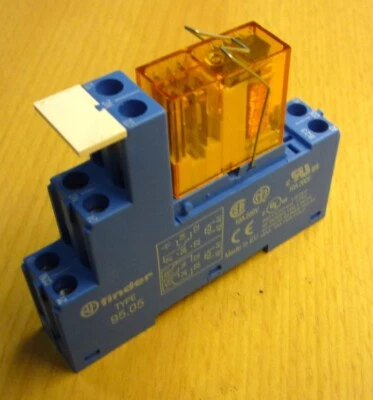 Finder Relaissockel Typ 95.05 | 10A 300 V mit Leistungsrelais 40.52 | 8 A 250 V - Bild 1 von 3