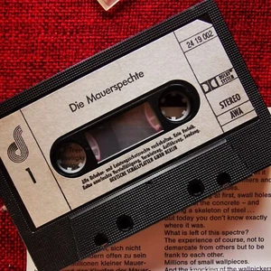 DDR der Mauerfall - Die Mauerspechte – The Mauerpeckers  -  Musikkassette  - Picture 1 of 4