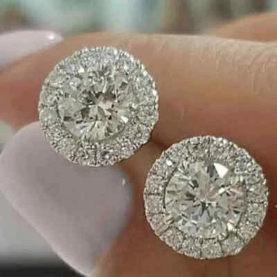 Aretes con halo de moissanita real de corte redondo de 2 quilates enchapados en oro blanco de 14 quilates en plata Foto 1 de 4
