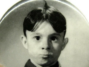 Distintivo piccolo mascalzone erba medica da collezione bottone spilla vintage 1993 - Foto 1 di 6