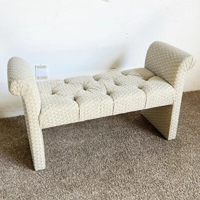 Постмодернистская светло-зеленая расклешенная стеганая скамья - Изображение 1 из 4