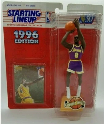 Figura de alineación inicial Kobe Bryant Slu 1996 en cúpula con tarjeta de novato premium Skybox Foto 1 de 4