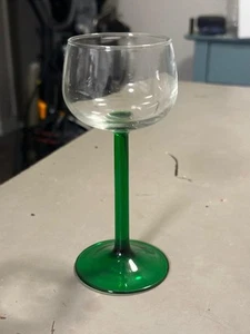 Vintage Emerald Green Stem Wine Glasses Luminarc France Retro Clear Bowl - Picture 1 of 1