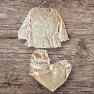 Conjunto de Pijama Victoria's Secret Satinado M Rosa Melocotón Oro Etiqueta Floral Encaje DEFECTO - Imagen 1 de 13