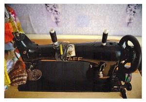 SOVIET SYMBOLS OF 60's: OLD SEWING MACHINE with photo... Russian postcard - Picture 1 of 1