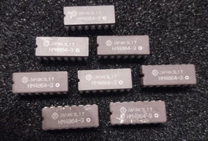 Hihtachi 4164/4864 Keramik RAM (8 Stück) für Commodore +4, 64 und andere Computer - Bild 1 von 2