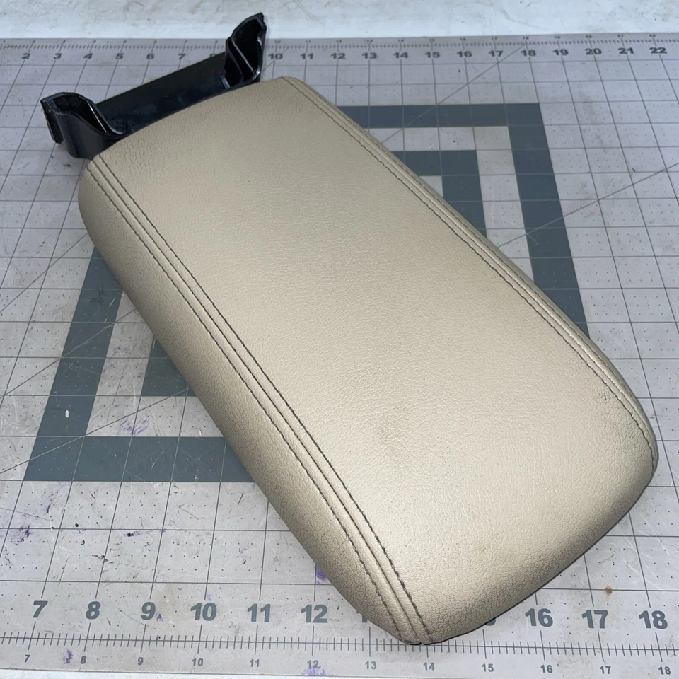 2002 2009 GMC Envoy Chevrolet Trailblazer console central tampa da porta apoio de braço TAN - Imagem 1 de 4