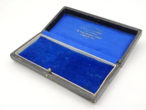 REDUZIERT L.Simpson & Co Freimaurer & Büffel Juwelier Schmuck Medaille Box Film Requisite - Bild 1 von 15